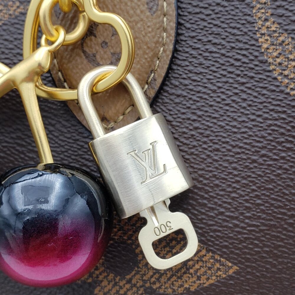 Authentic Louis Vuitton Gold Lock & Key ✨ Bag Charm Unbranded Apple Keychain - Picture 10 of 12